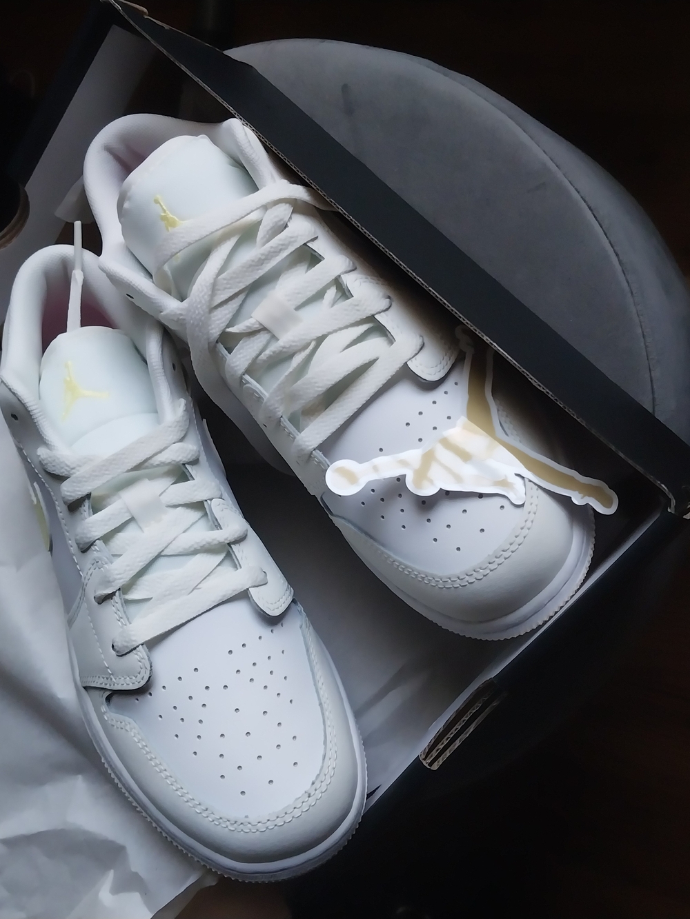 Mens 6.5 Women 8.5 AIR JORDAN 1 LOW (GS)